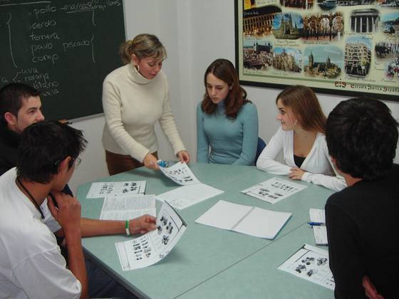 Profesora con alumnos