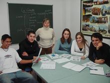 Lehrerin mit Schülern - Sprachschule Spanien